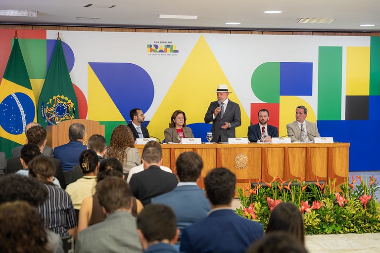 Governo quer “tirar a corda do pescoço” de endividados, diz Lula