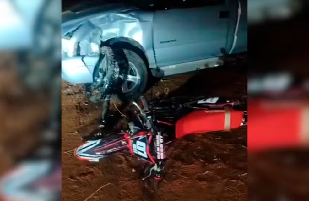 Motociclista morre ao bater contra caminhonete parada em Andradina (SP) — Foto: Manoel Messias/Mil Notícias