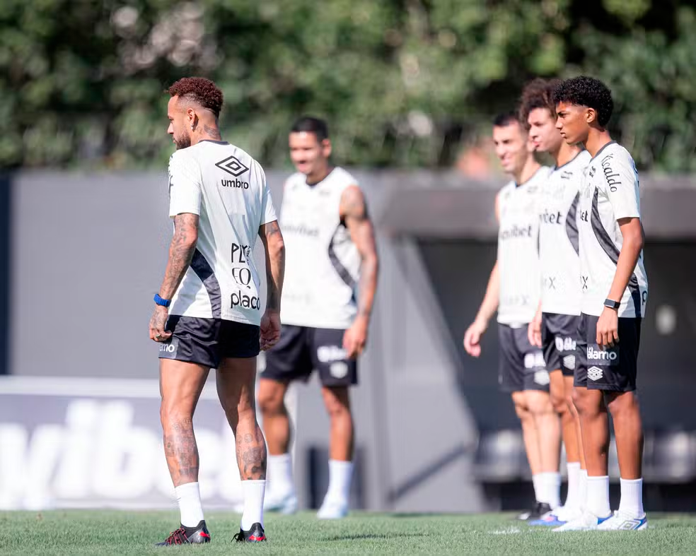 Clima tenso no Santos após desentendimento entre Neymar e Robinho Jr.; caso pode gerar punições
