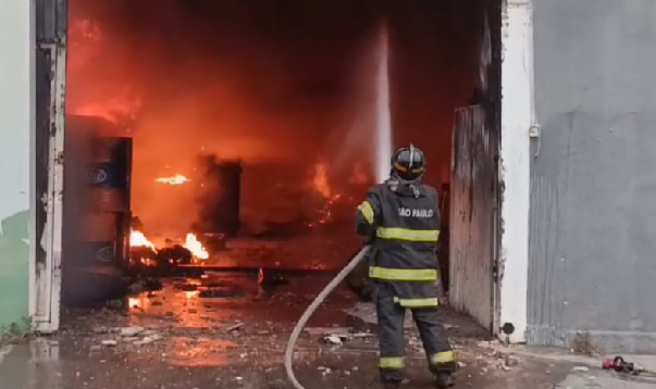 Incêndio atinge barracão de reciclagem e mobiliza forças de segurança