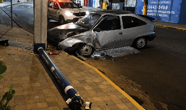 Kadett derruba poste com câmeras e motorista foge após acidente