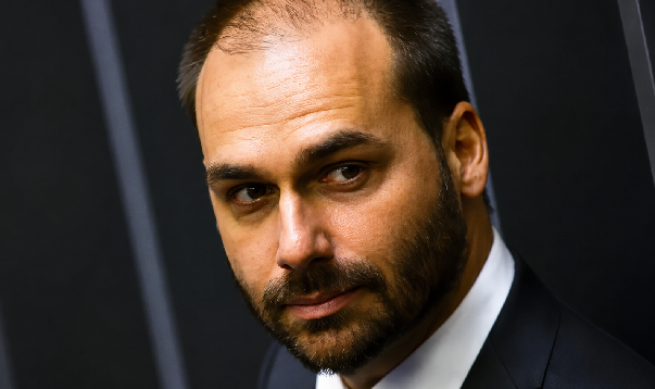 Operador do fundo que teve dinheiro de Vorcaro comprou casa em cidade onde vive Eduardo Bolsonaro