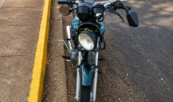 Motociclista sem CNH bate em carro no Parque das Paineiras, em Birigui