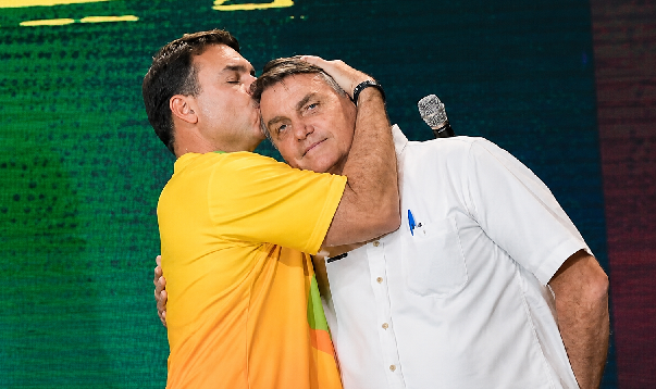 ‘Não é caro’, diz Flávio Bolsonaro por verba para filme sobre o pai