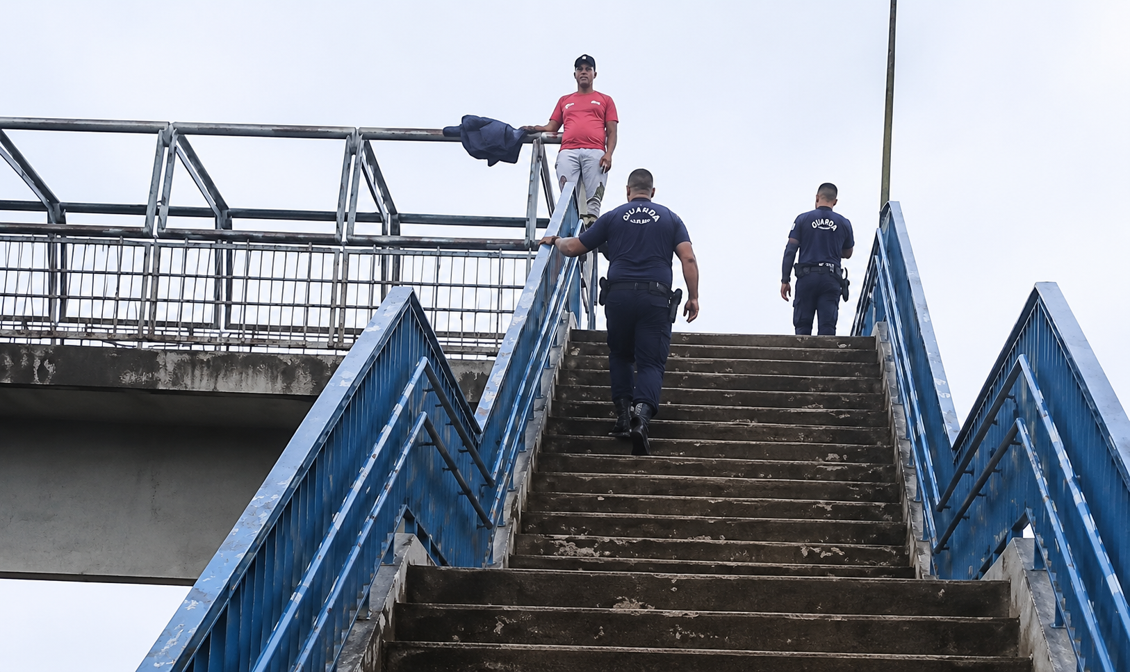 GCM evita tragédia e salva homem em passarela sobre rodovia em Araçatuba