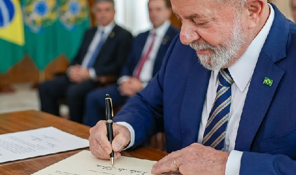 Lula assina decretos para responsabilizar big techs por crimes digitais