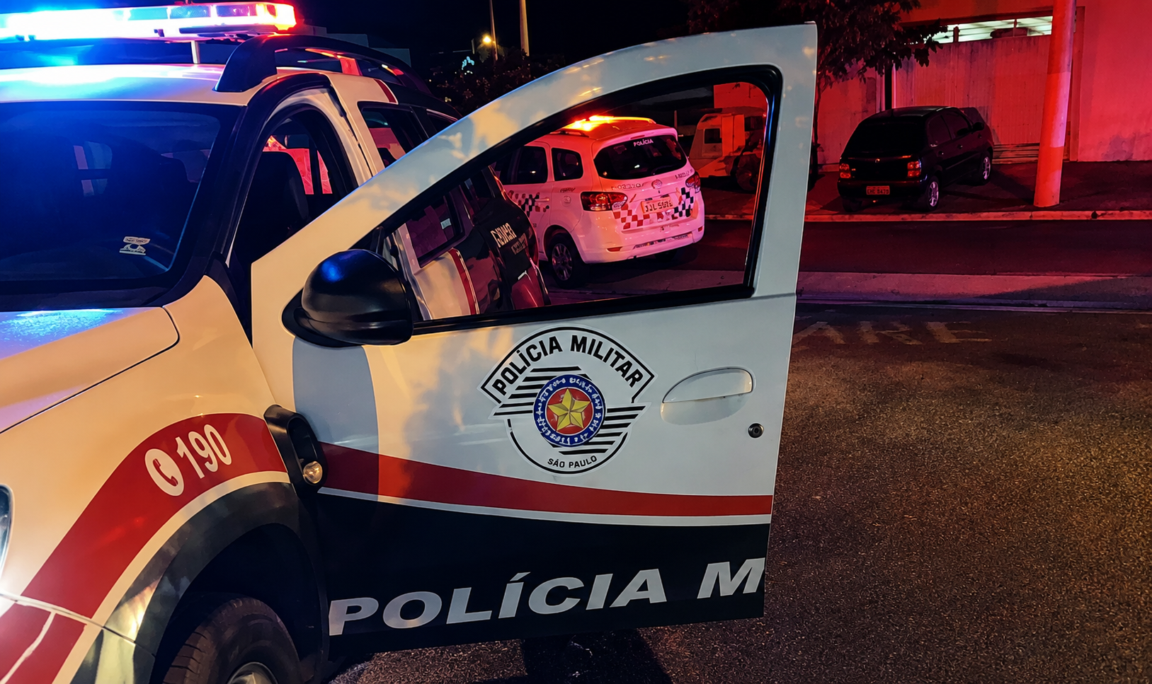 Mulher é baleada na perna após avançar com faca contra policiais em Buritama