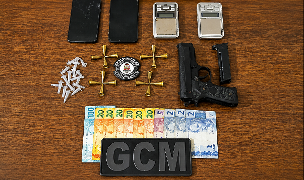 GCM conduz dois homens após apreensão de drogas, simulacro e balanças