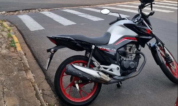 Motociclista fica ferido após batida com carro em cruzamento movimentado