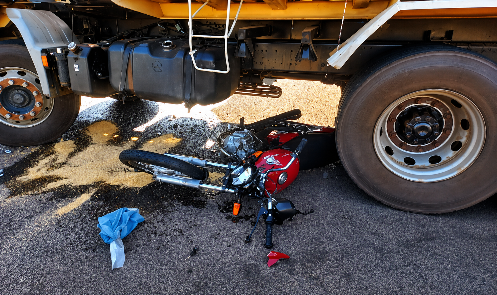 Motociclista fica gravemente ferido após bater em caminhão em avenida de Birigui