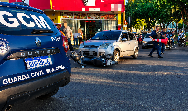Pai e filha ficam feridos após colisão entre carro e moto em rotatória