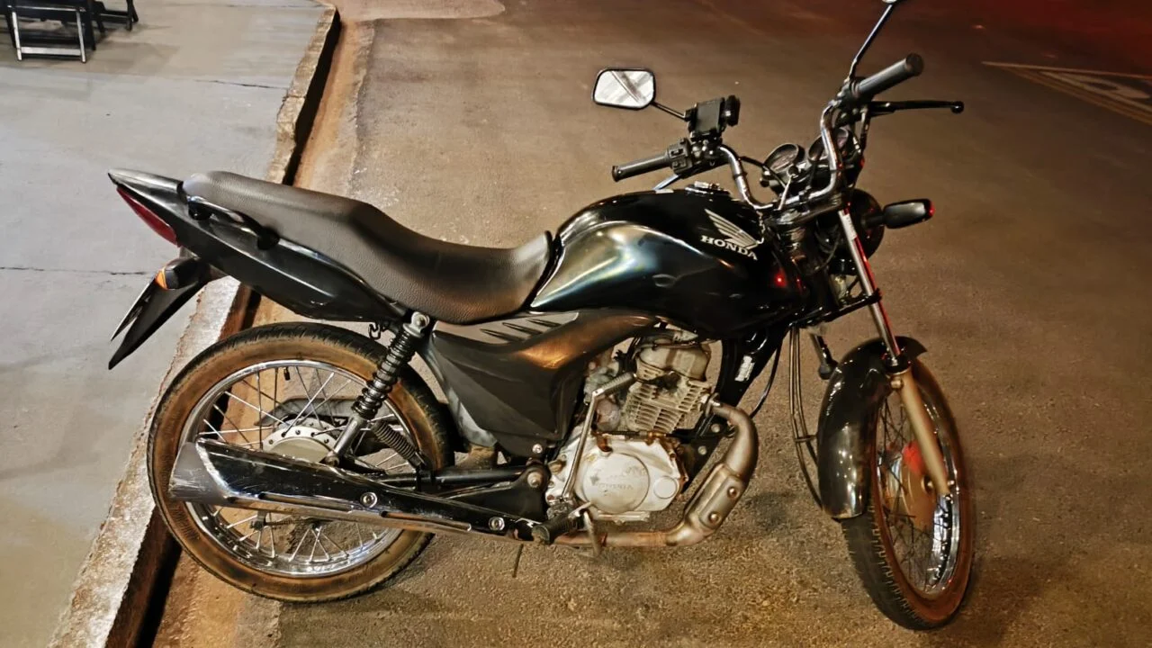 Motociclista é derrubado por carro no Centro de Birigui; motorista foge e deixa placa para trás