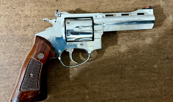 Criminosos invadem comércio, levam cofre com arma e PM recupera material em Birigui