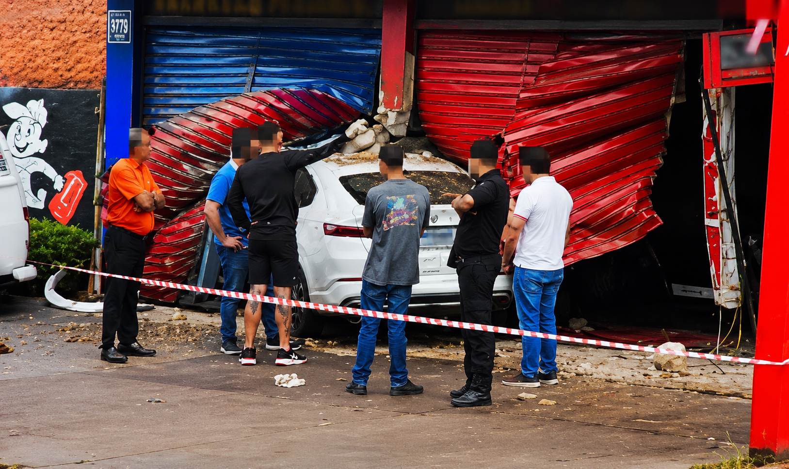 Motorista perde o controle e invade oficina mecânica em Araçatuba