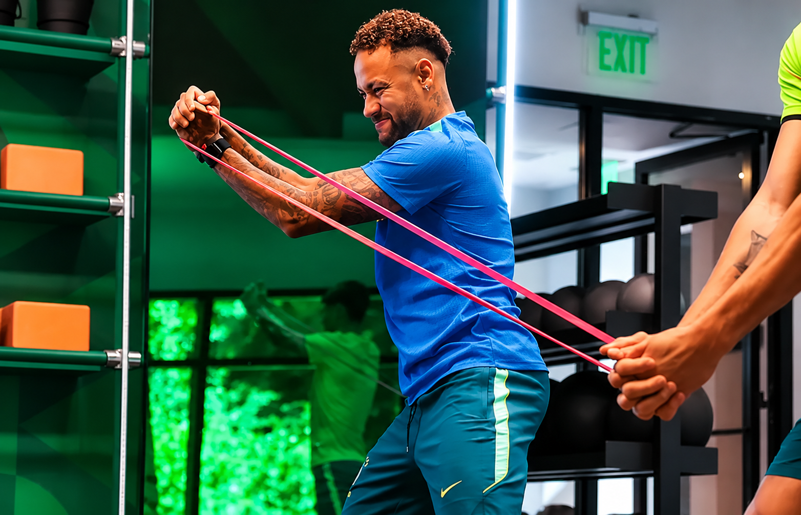 Neymar inicia nova fase da recuperação e mira retorno na Copa