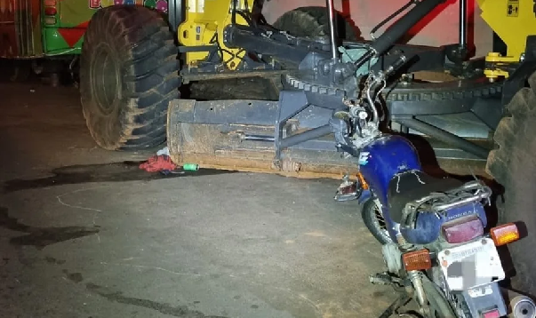 Idoso fica ferido após perder o controle da moto e atingir máquina estacionada