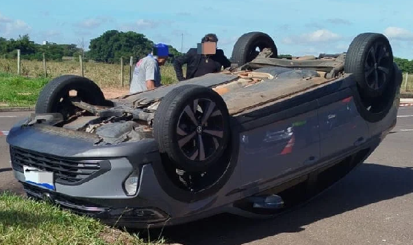 Carro capota após batida em cruzamento e mulher fica ferida
