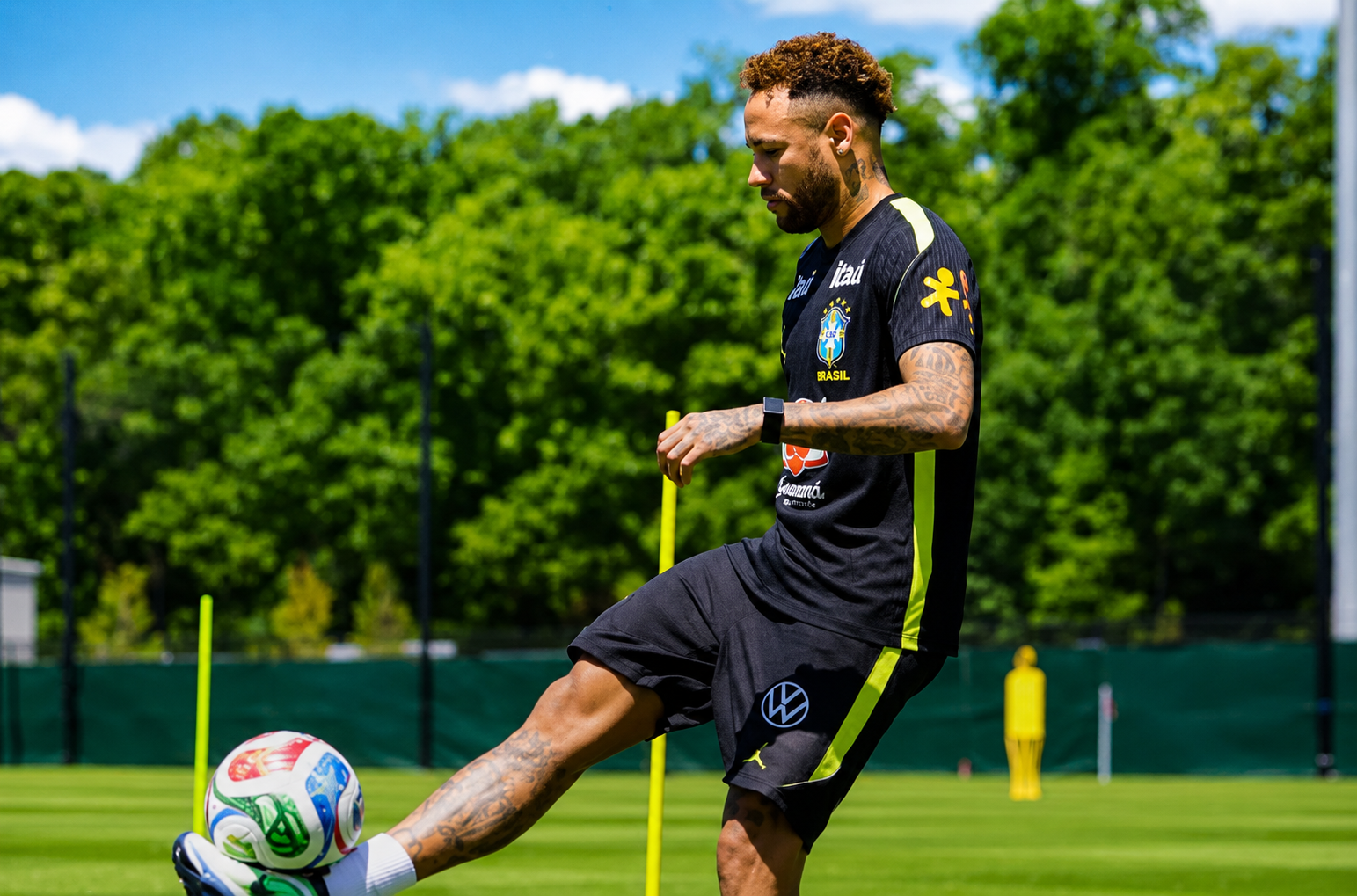 Neymar treina com o elenco e passa por trote na Seleção