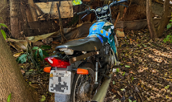 Moto furtada é encontrada escondida em área de mata pela Guarda Municipal
