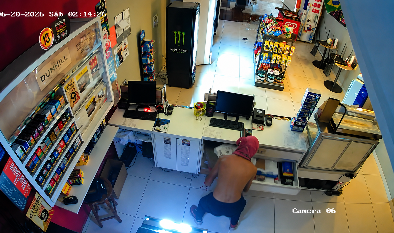 Madrugada de furto: criminoso invade comércio, se machuca e deixa vestígios no local