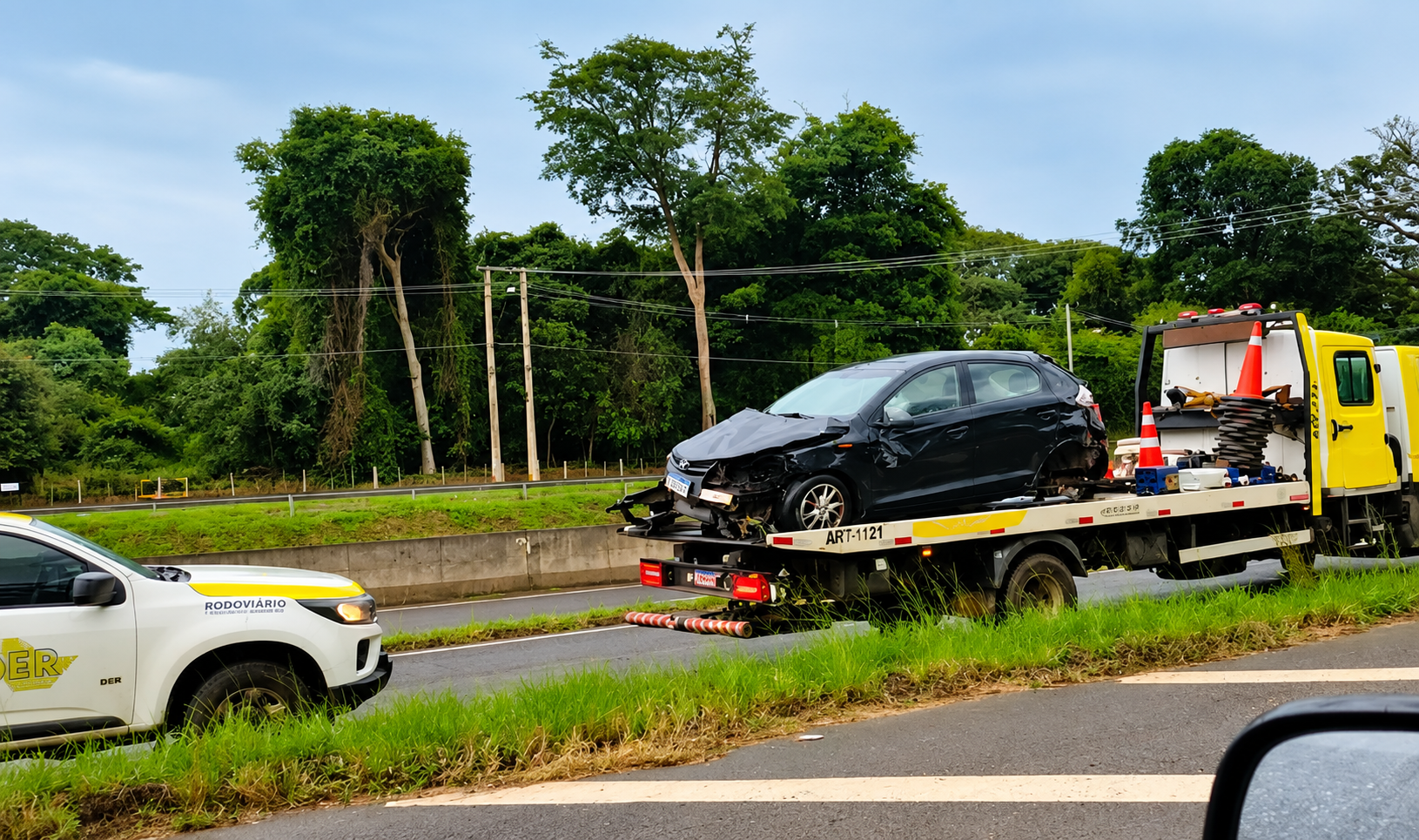 Carro capota e fica destruído, mas motorista escapa com ferimentos leves em Birigui