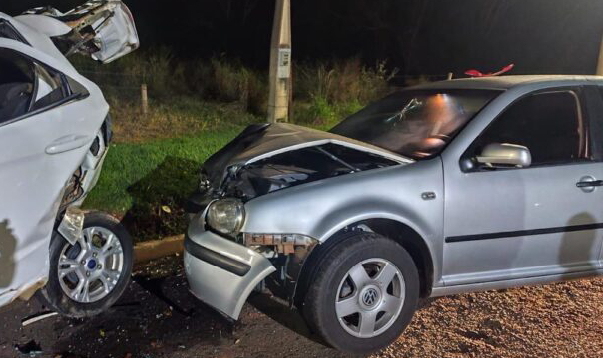 Carro em alta velocidade bate em veículos estacionados e assusta fiéis em igreja