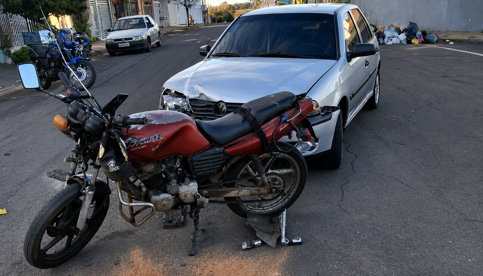 Batida entre carro e moto deixa motociclista ferido no Residencial Colinas