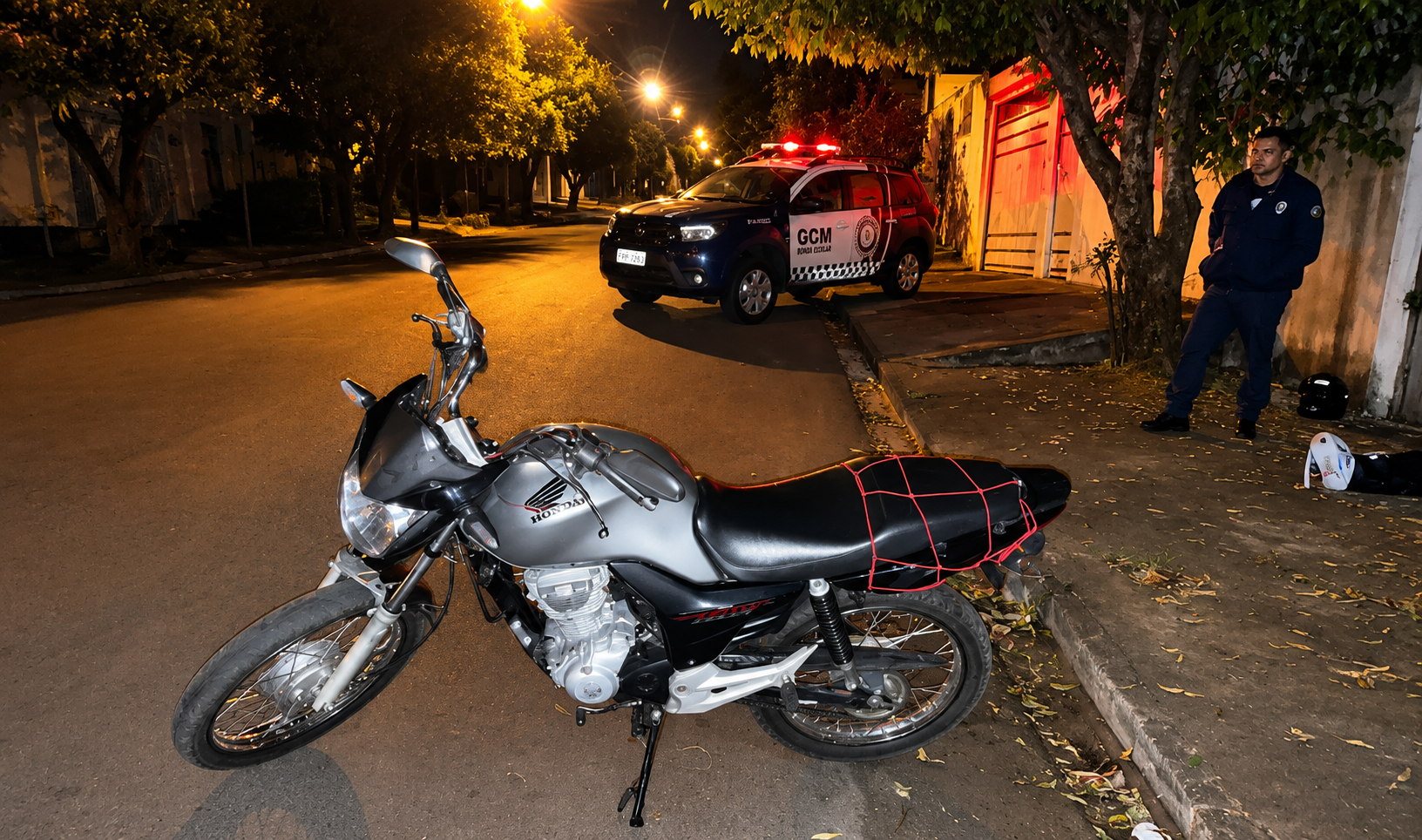 Deu ruim! Motociclista tenta dar linha na GCM, mas é pego e fica a pé