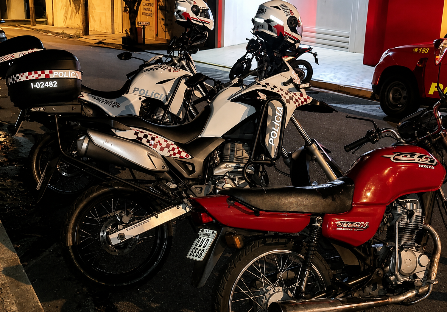Piloto com capacete aberto bate em viatura da ROCAM ao tentar fugir e vai preso com moto "dublê" em Birigui