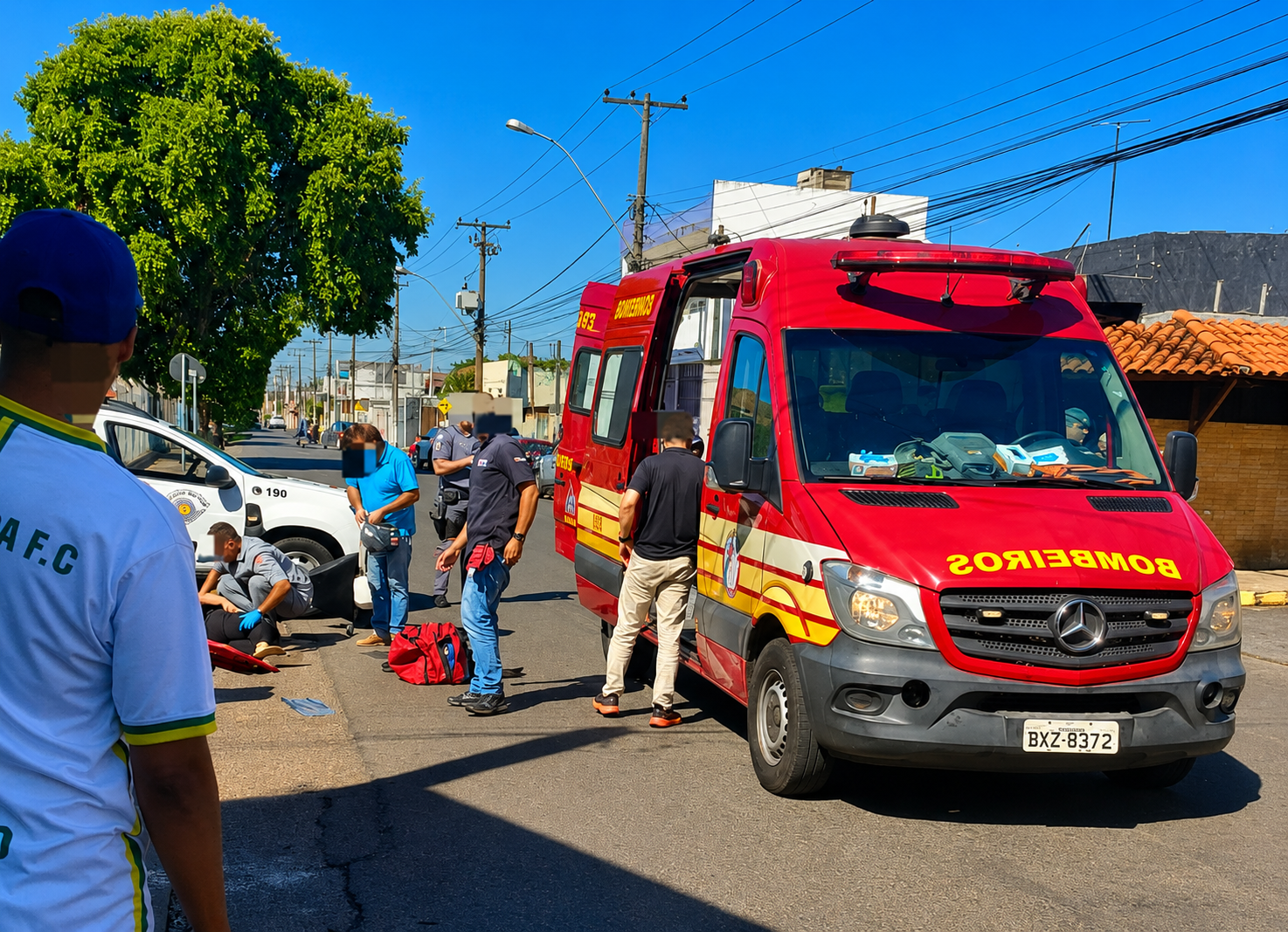 Sol atrapalha visão e batida entre duas motos deixa mulheres feridas no Jardim Pinheiros