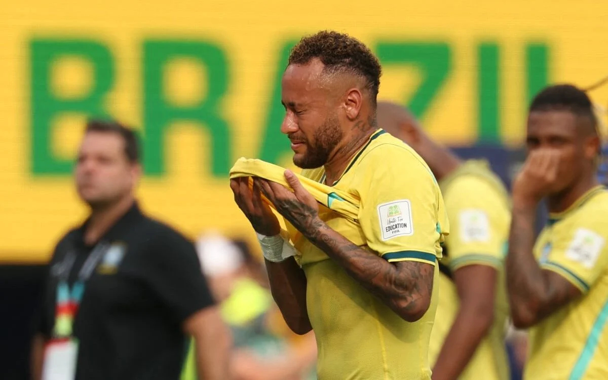 Pai vê Neymar como inspiração de jovens craques e faz pedido: "Continue a jogar futebol"