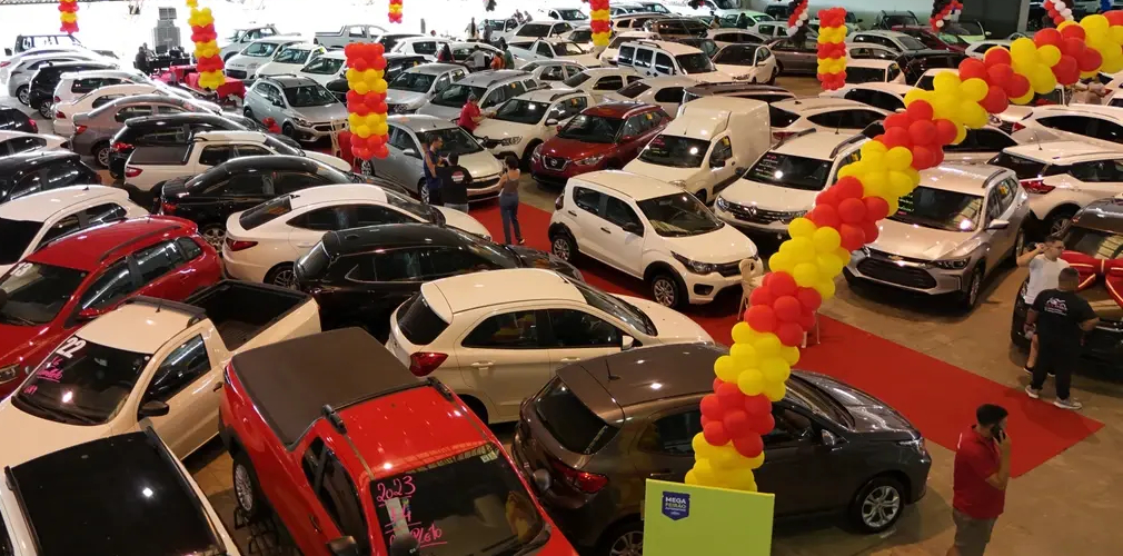 Carros usados seguem em alta em 2026, mas elétricos ampliam desvalorização