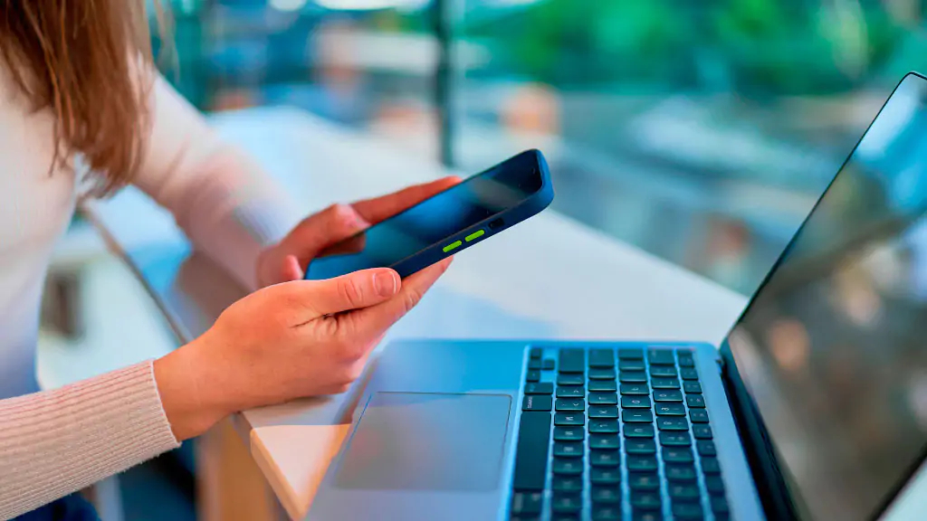 Brasileiros ficam 116 horas semanais conectados à internet e passam mais de 2/3 da vida online