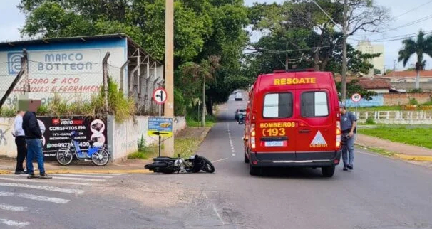 Colisão entre moto e bike elétrica deixa dois feridos na Vila Xavier