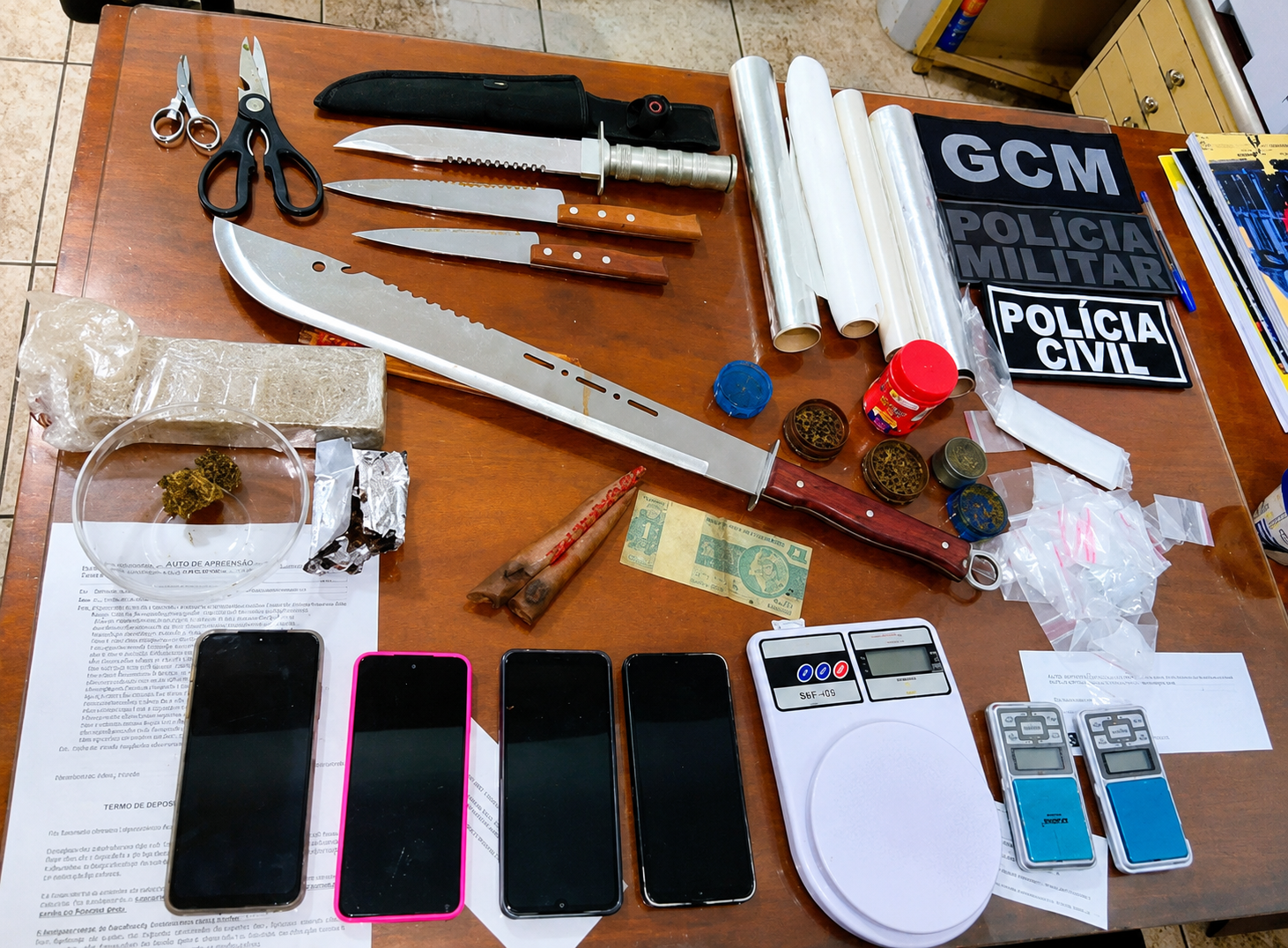A casa caiu!: Operação conjunta bota as algemas em trio por tráfico de drogas