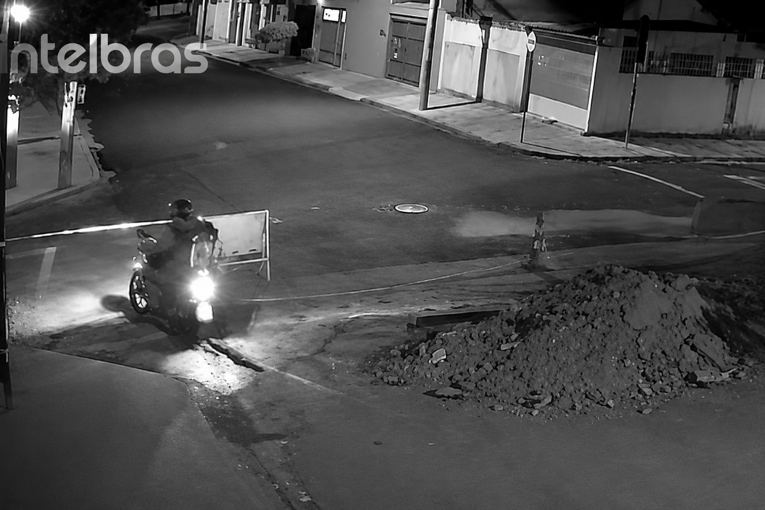 Motociclista ignora interdição e destrói sarjetão recém-construído em Birigui; veja o vídeo