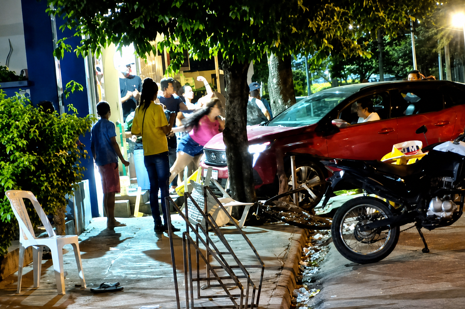 Motorista doido chuta o balde, joga carro em cima de pedestres e acaba preso em Guararapes