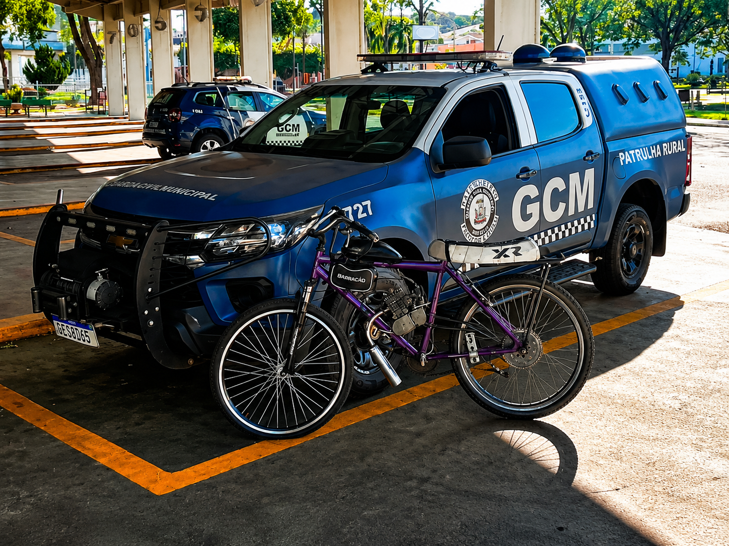 Rodoviária não é pista! GCM guincha bicicleta motorizada após jovens causarem transtornos