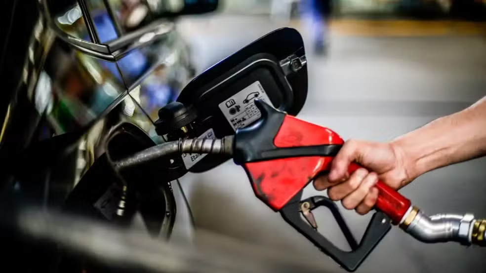 8 erros ao abastecer que fazem o carro consumir mais combustível