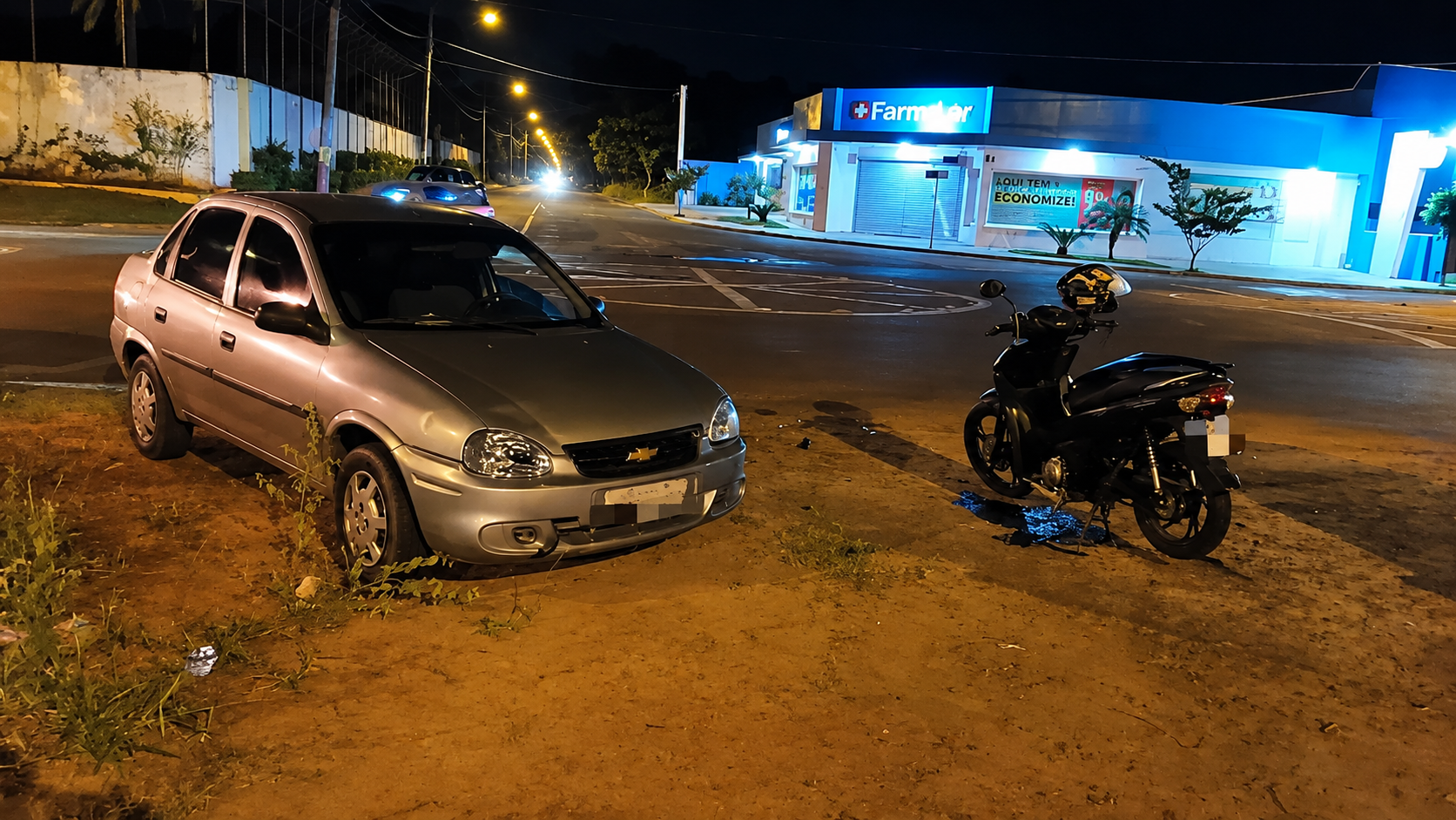 Motociclista de 21 anos fica ferida após batida com carro em cruzamento de Birigui