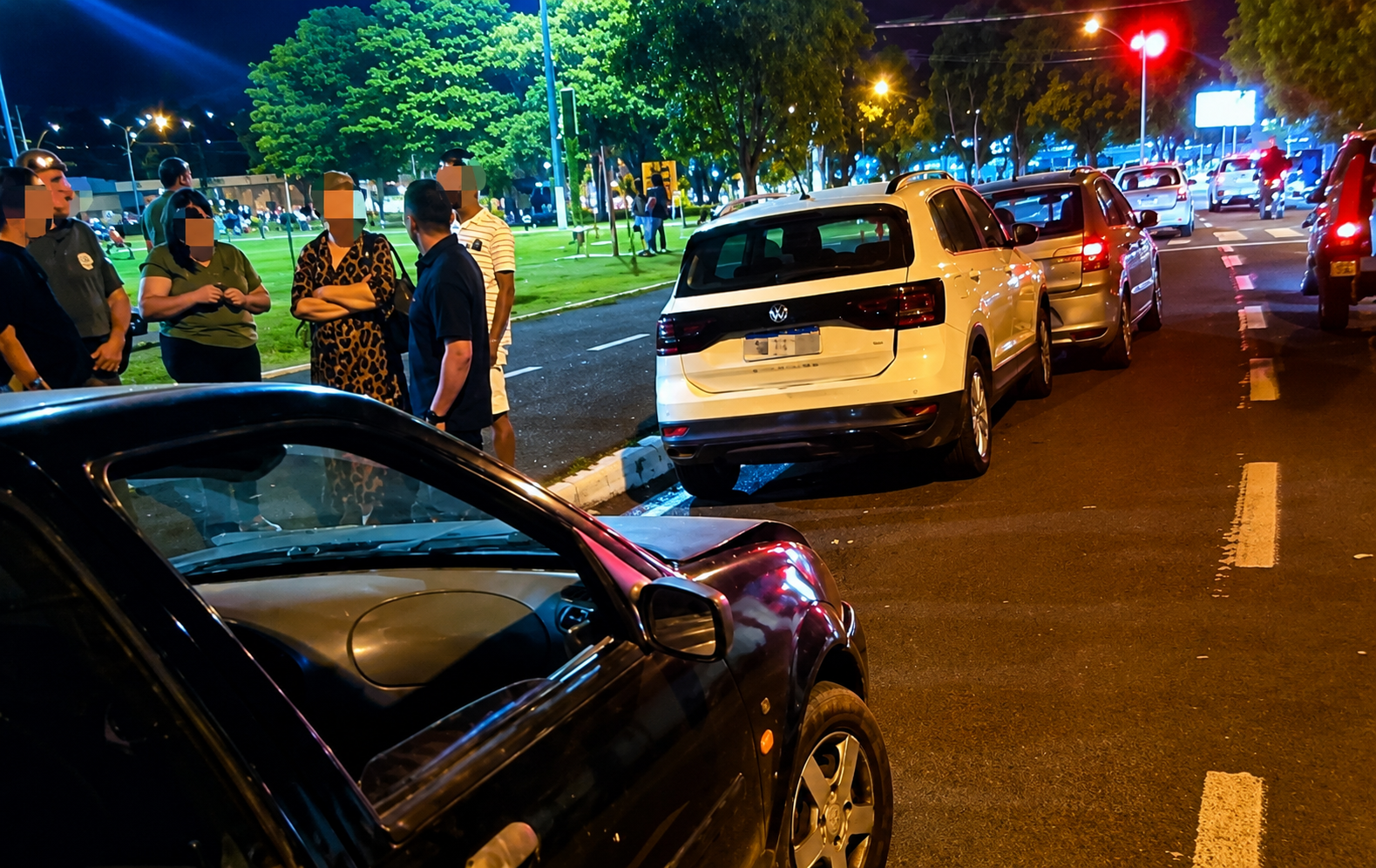 Batida em cadeia: homem com andar cambaleante causa acidente sem vítimas no Parque do Povo e vai parar na delegacia