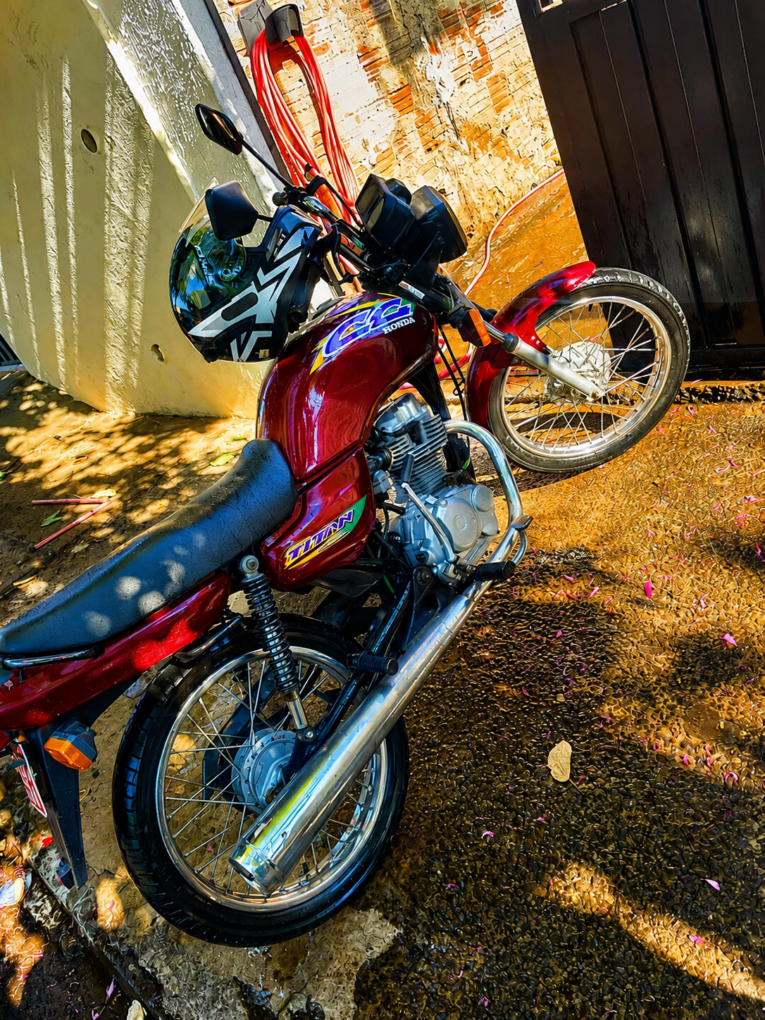 Sumiram com a moto! Honda Titan é furtada nos fundos do New York Tower em Araçatuba