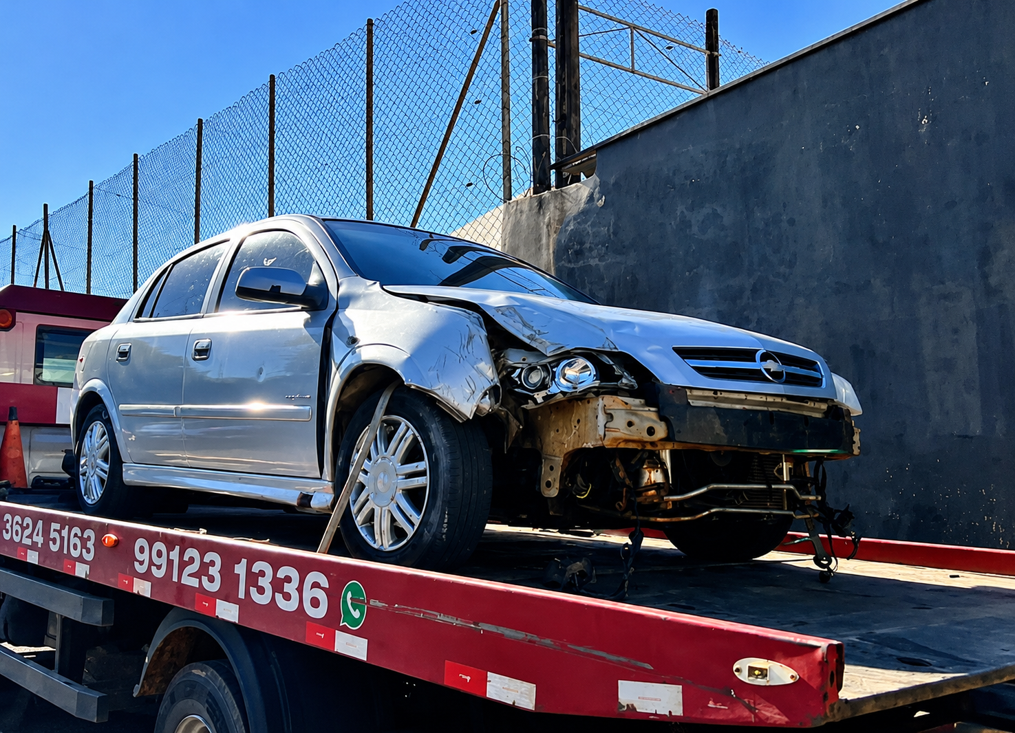 Jovem enche a cara, bate carro em lixeira e acaba preso
