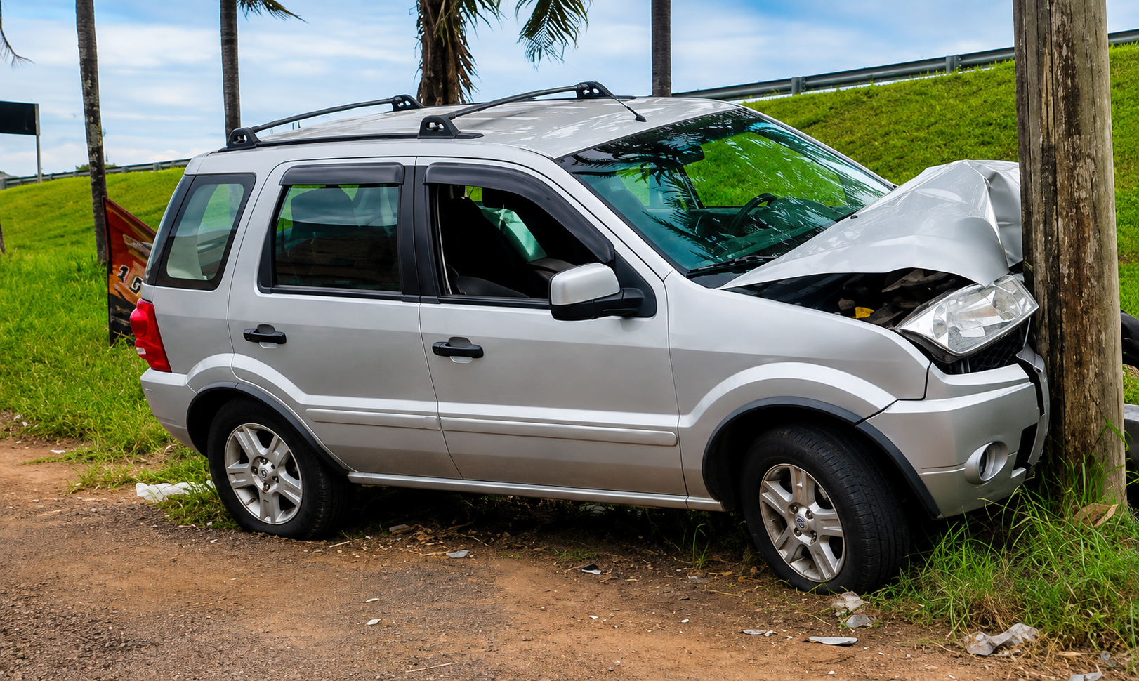 Motorista perde o controle de EcoSport e bate forte contra poste no Portal da Pérola 2, em Birigui