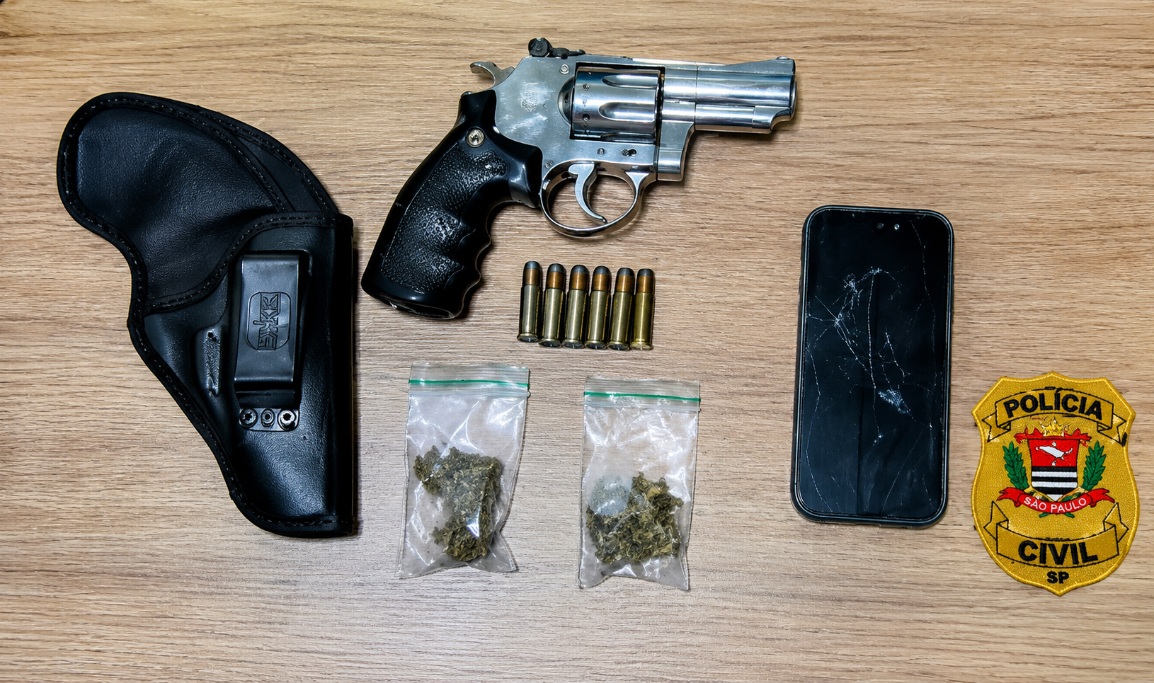 Polícia bota a tropa na rua e apreende droga, arma falsa e celular