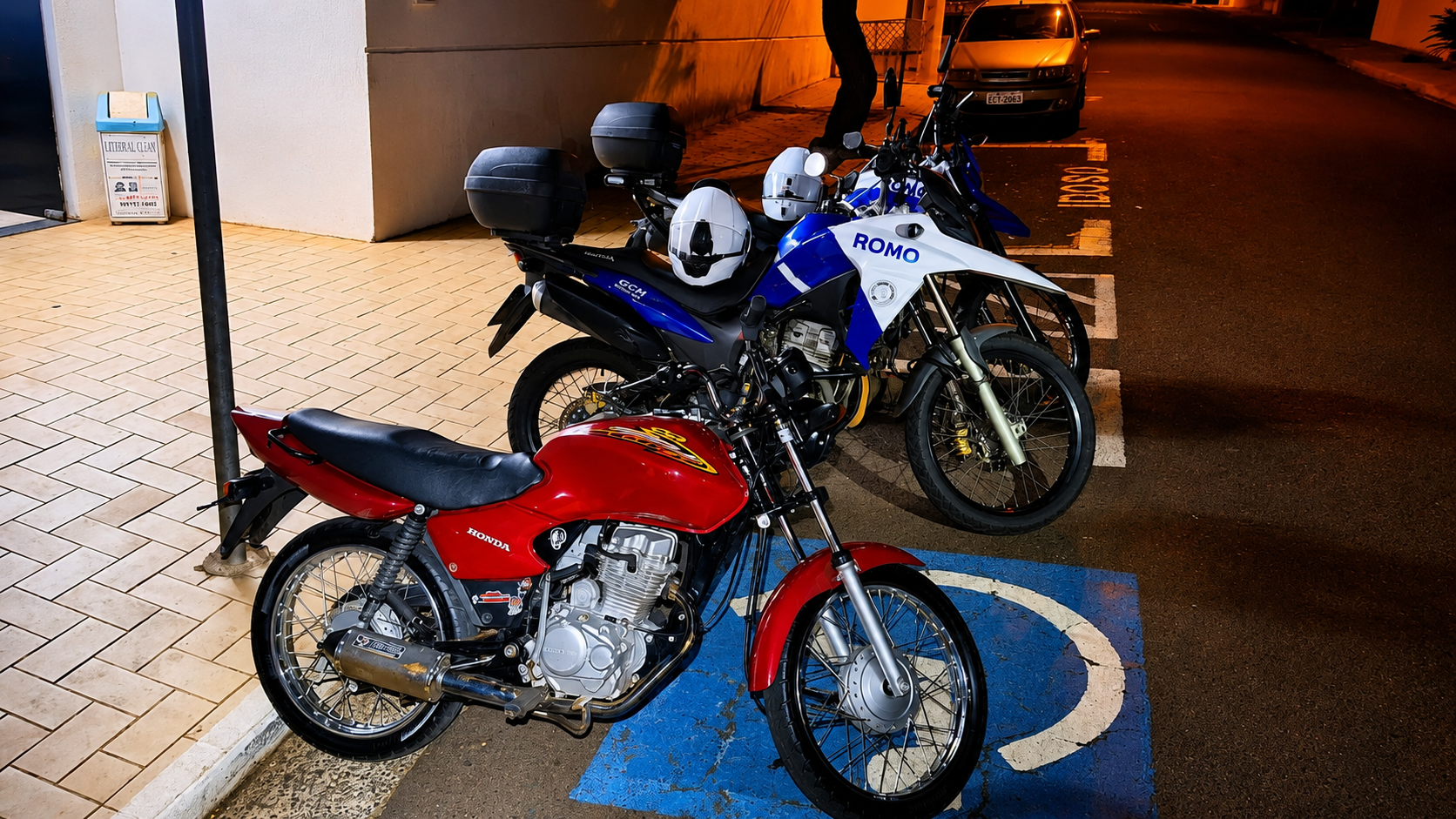 ROMO pega motoqueiro fazendo arruaça, tentando fugir e com droga e moto adulterada no Parque do Povo
