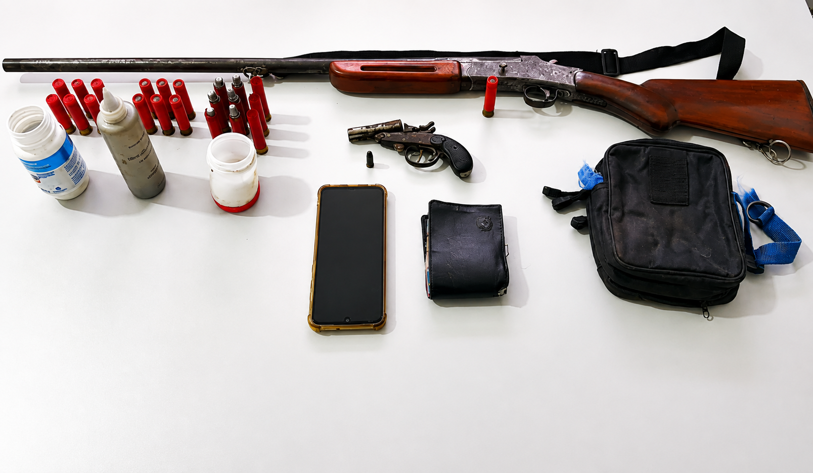 Após fuga e queda, homem é preso com espingarda, garrucha e munições em Penápolis
