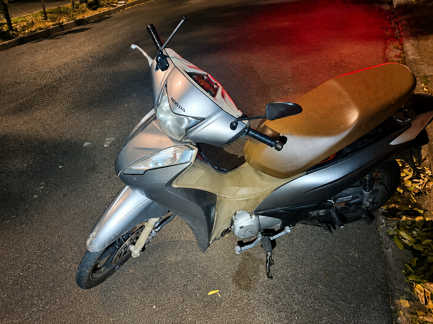 Tombo na avenida: Motociclista cai de motoneta após atropelar gato