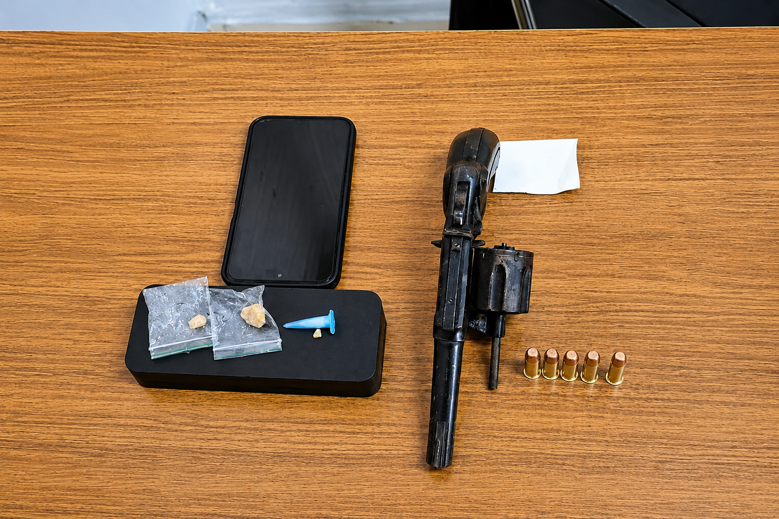 Mulher é pega no pulo com arma e drogas após dar 'baile' na PM em Araçatuba