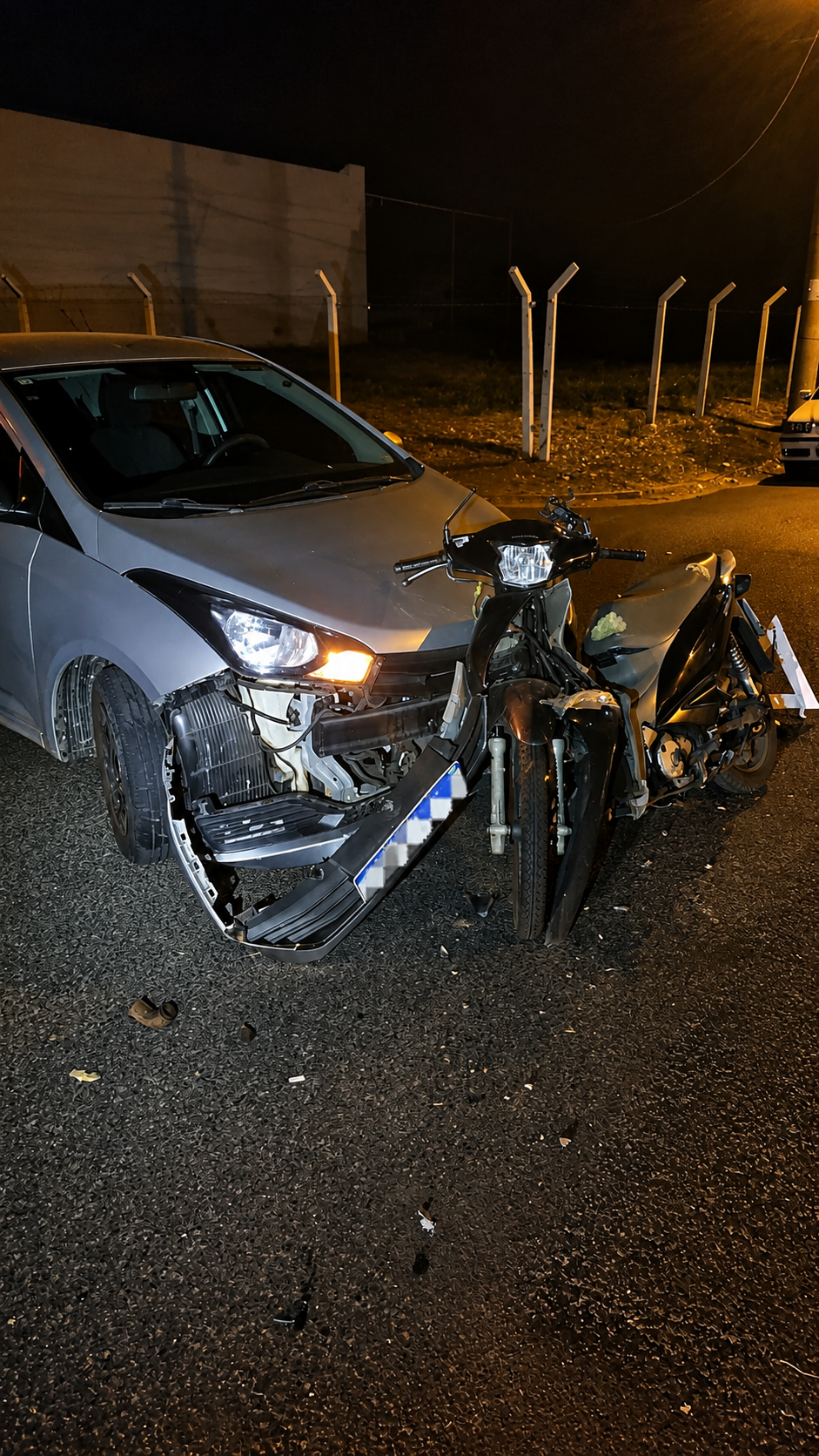 Batida entre carro e motoneta deixa dois feridos no Jardim Toselar